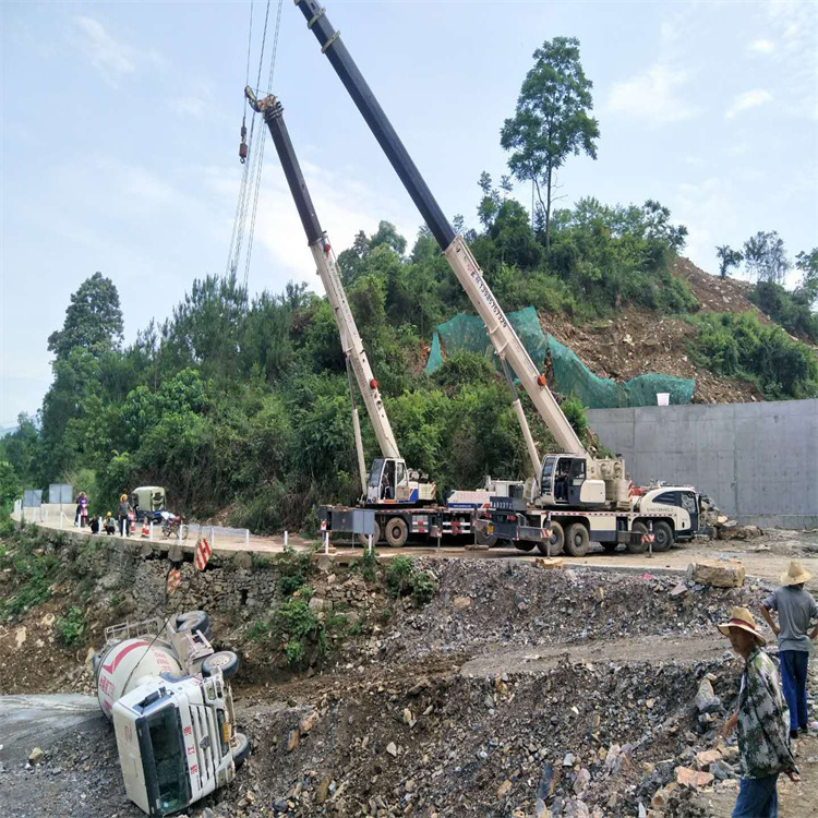 天门汽车掉沟里叫吊车救援要多少钱